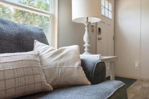 een kussen op een stoel met een lamp op een tafel bij The Riverhead - Springs , Pavilion , Grill in Fort White +57 foto's