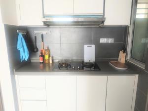 Dapur atau dapur kecil di Larkin bus terminal Doraemon Home by YHA
