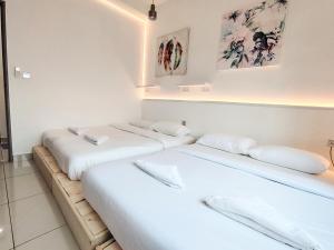 Katil atau katil-katil dalam bilik di Larkin bus terminal Doraemon Home by YHA
