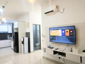 Televisyen dan/atau pusat hiburan di Larkin bus terminal Doraemon Home by YHA