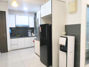 Dapur atau dapur kecil di Larkin bus terminal Doraemon Home by YHA