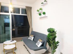 Ruang duduk di Larkin bus terminal Doraemon Home by YHA