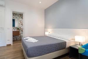 a bedroom with a bed with two towels on it at Rhoome Holiday 1 in Rome
