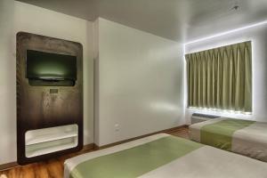 Postel nebo postele na pokoji v ubytování Motel 6-Weslaco, TX