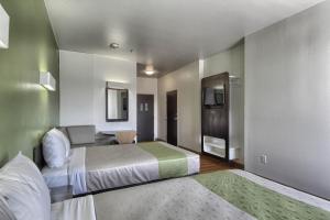 Postel nebo postele na pokoji v ubytování Motel 6-Weslaco, TX