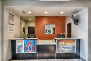una sala d'attesa in ospedale con un cartello di Motel 6-Weslaco, TX a Weslaco
