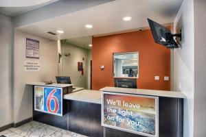TV a/nebo společenská místnost v ubytování Motel 6-Weslaco, TX