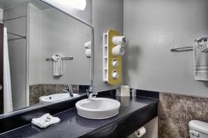 Koupelna v ubytování Motel 6-Weslaco, TX