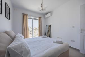 Postel nebo postele na pokoji v ubytování Charming and new Penthouse close to Mosta Dome by SF HOMES