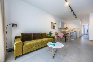 Posezení v ubytování Charming and new Penthouse close to Mosta Dome by SF HOMES