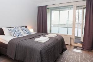 Katil atau katil-katil dalam bilik di Center located, two-room flat with patio and WiFi