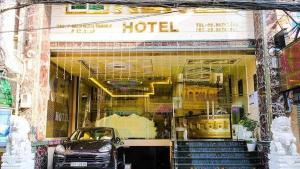ホーチミン・シティにあるKEN HOTELのホテル前に駐車