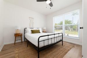 Postel nebo postele na pokoji v ubytování Be A Nomad - Close to Mayo & Beaches