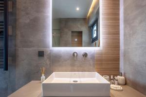 Koupelna v ubytování Thalos Luxury Living I + 17 fotografií