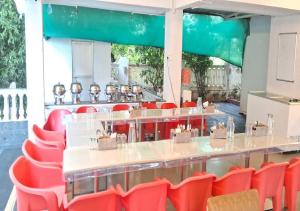 Restoran atau tempat lain untuk makan di Bendre's Holiday Home & Lawns-Karla