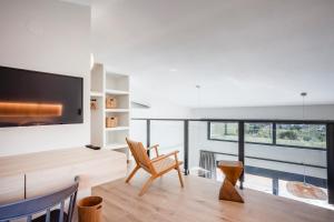 TV a/nebo společenská místnost v ubytování Thalos Luxury Living I