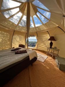 Postel nebo postele na pokoji v ubytování Gränna Glamping