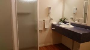 a bathroom with a sink and a mirror at Ararat Southern Cross Motor Inn in Ararat +7 photos