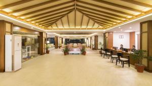 una hall con un lungo corridoio con sedie e tavoli di Mountain Glory Forest Resort a Pokhara Altre 37 foto
