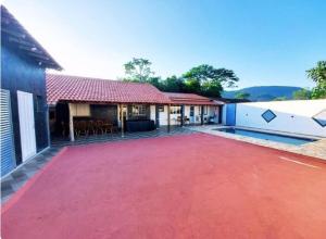 a house with a red driveway in front of it at Estância Oliveira in Socorro