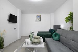 een woonkamer met een bank en een tafel bij Loft Marina in Vejer de la Frontera