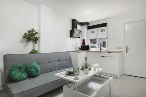 een woonkamer met een bank en een tafel bij Loft Marina in Vejer de la Frontera