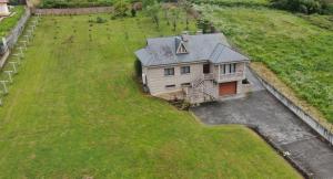 an aerial view of a house with a yard at A casa da Balbina in Betanzos