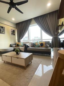 a living room with a couch and a coffee table at AGH-Medini Signature轻奢温馨风-3分钟乐高乐园-儿童游戏角落-儿童亲善-9pax in Nusajaya +67 photos