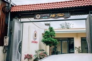 Buôn Alê (1)EaPuk Motel的咖啡馆前面有标志