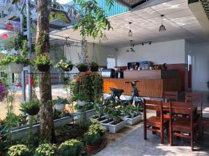 EaPuk Motel外面的花园