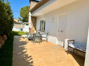 Patio nebo venkovní prostory v ubytování Formentera a la Costa Brava amb BBQ i jardí