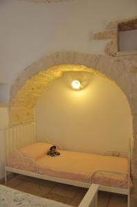 アルベロベッロにあるTrullo Relaxの石壁の客室の小さなベッド1台分です。