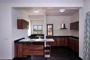 Kuchyň nebo kuchyňský kout v ubytování ZIONS AIRPORT HOTEL Bangalore + 16 fotografií