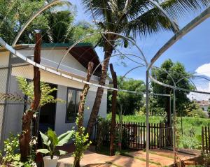 EaPuk Motel外面的花园