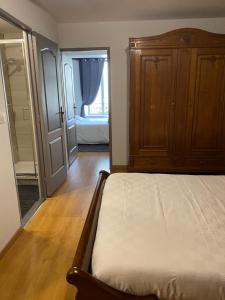 Łóżko lub łóżka w pokoju w obiekcie La Chambre d'Angèle