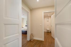 een gang met een slaapkamer, een bed en een deur bij Alte Stadtvilla Weinberg 5 in Traben-Trarbach +14 foto's