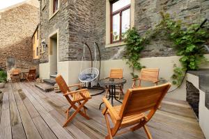 een patio met stoelen en een tafel en een gebouw bij Alte Stadtvilla Weinberg 5 in Traben-Trarbach
