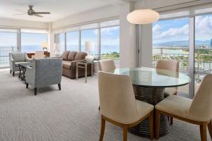 Posezení v ubytování Ilikai Hotel & Luxury Suites