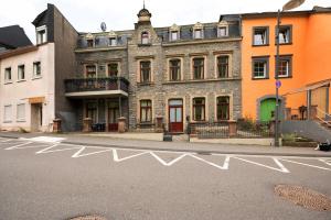 een lege straat voor een gebouw bij Alte Stadtvilla Weinberg 6 in Traben-Trarbach