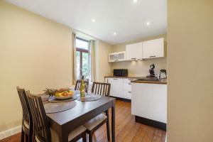 een keuken met een tafel met daarop een schaal fruit bij Alte Stadtvilla Weinberg 6 in Traben-Trarbach