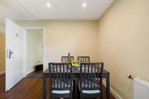 een eettafel met drie stoelen en een fruitschaal bij Alte Stadtvilla Weinberg 6 in Traben-Trarbach +15 foto's