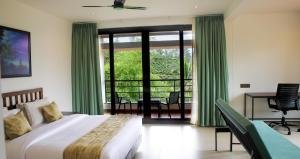 Rúm í herbergi á Pranavam Resort & Spa
