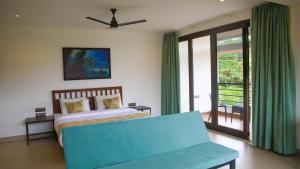 Rúm í herbergi á Pranavam Resort & Spa