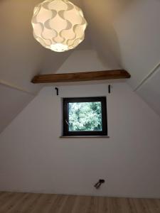Televisyen dan/atau pusat hiburan di gîte au jardin romantique pour 2 personnes