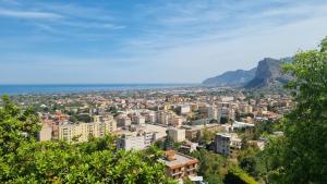 a view of a city with mountains in the background at Onda blu in Carini