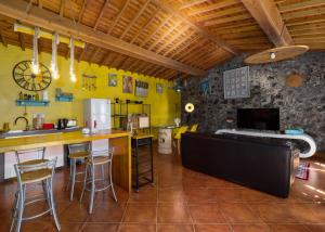 een keuken met een aanrecht en een bar met krukken bij Quinta Morazes Casas de Campo in Ribeira Grande +43 foto's
