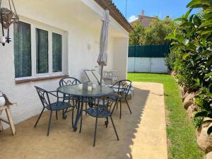 Patio nebo venkovní prostory v ubytování Formentera a la Costa Brava amb BBQ i jardí