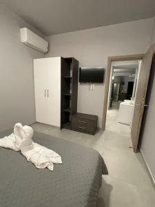 a bedroom with a bed with a white towel on the floor at Marias Guest House in Zipárion
