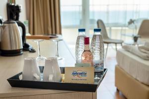 Příslušenství pro přípravu čaje a kávy v ubytování Aphrodite Beach Hotel