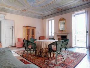 Photo de la galerie de l'établissement CASA DEI POETI LEOPARDI - Two-Room Apartment with Terrace and Partial Lake View, à Meina